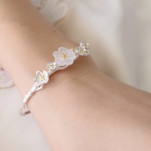 バングルサイズの測り方、付け方、種類など分かりやすく説明する