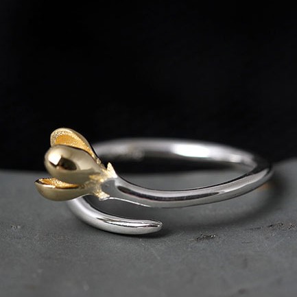 小さな花のリング