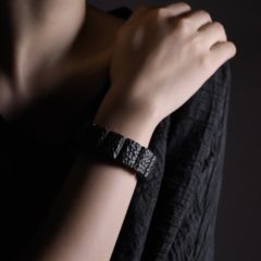 カッコいいメンズアクセサリー10選　黒檀、真鍮、シルバーを使用