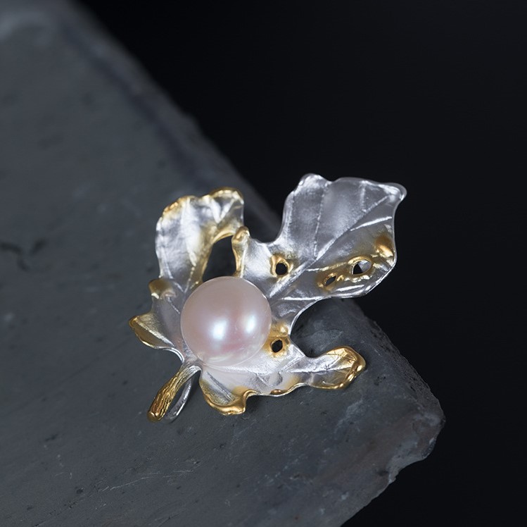 パールの色　パールブローチ