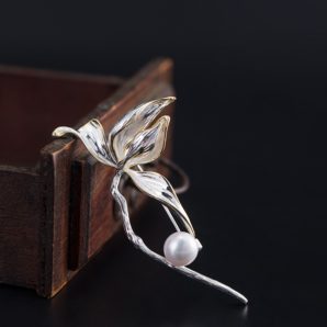 ハクモクレンのブローチ　白木蓮　パール　SILVER　0225