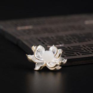 蓮のブローチ　ハス　シルバー925　ネフライト　0226