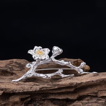梨の花のブローチ　SILVER　0247