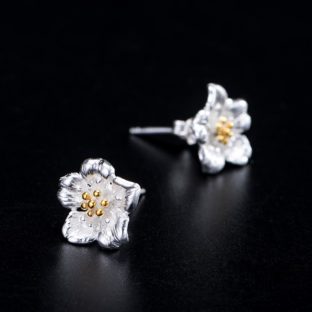 梨の花のピアス シルバー 上品 0274