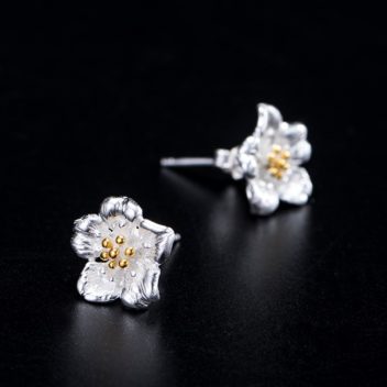 梨の花のピアス シルバー　上品　0274