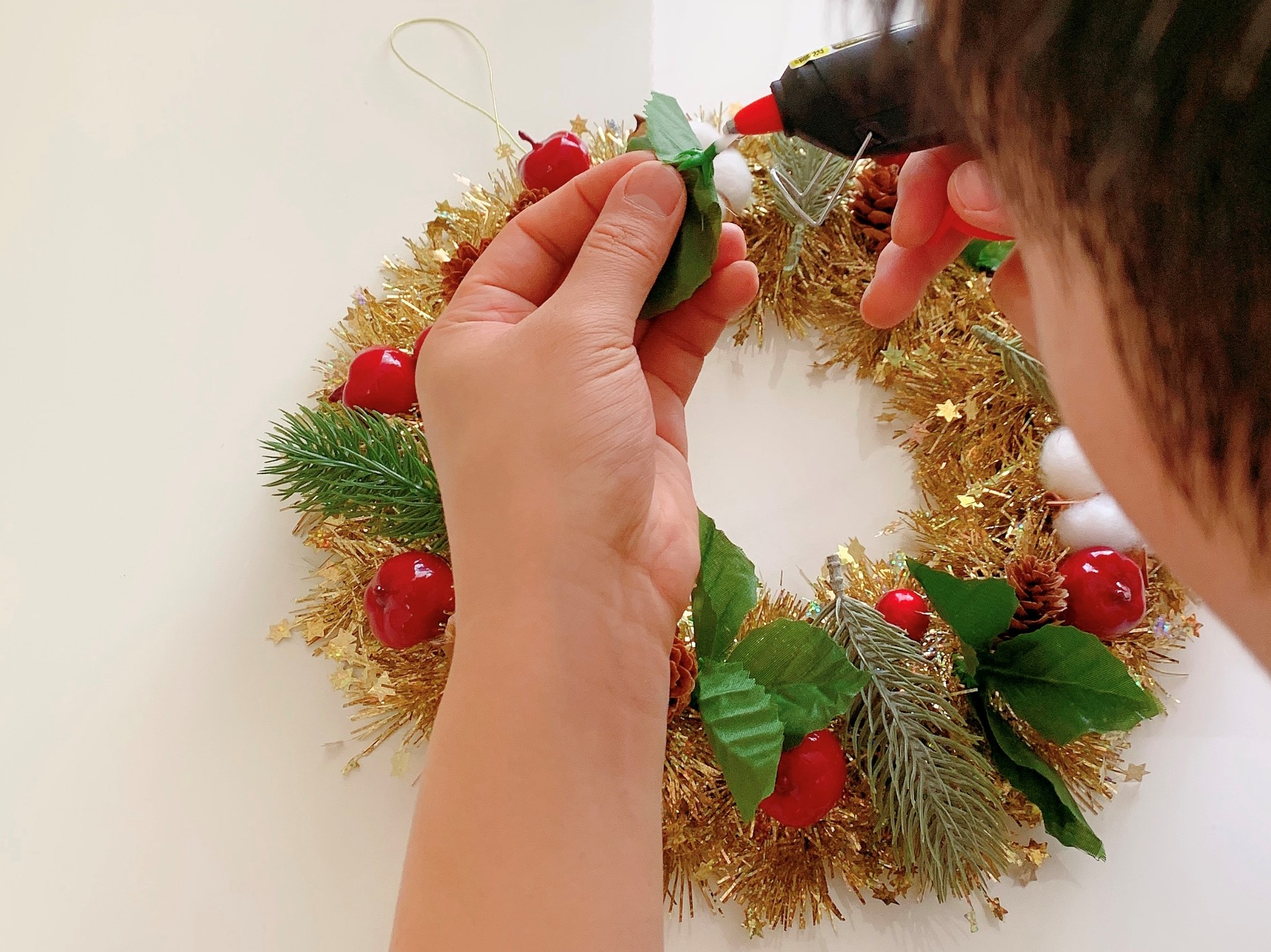 接着する クリスマスリース