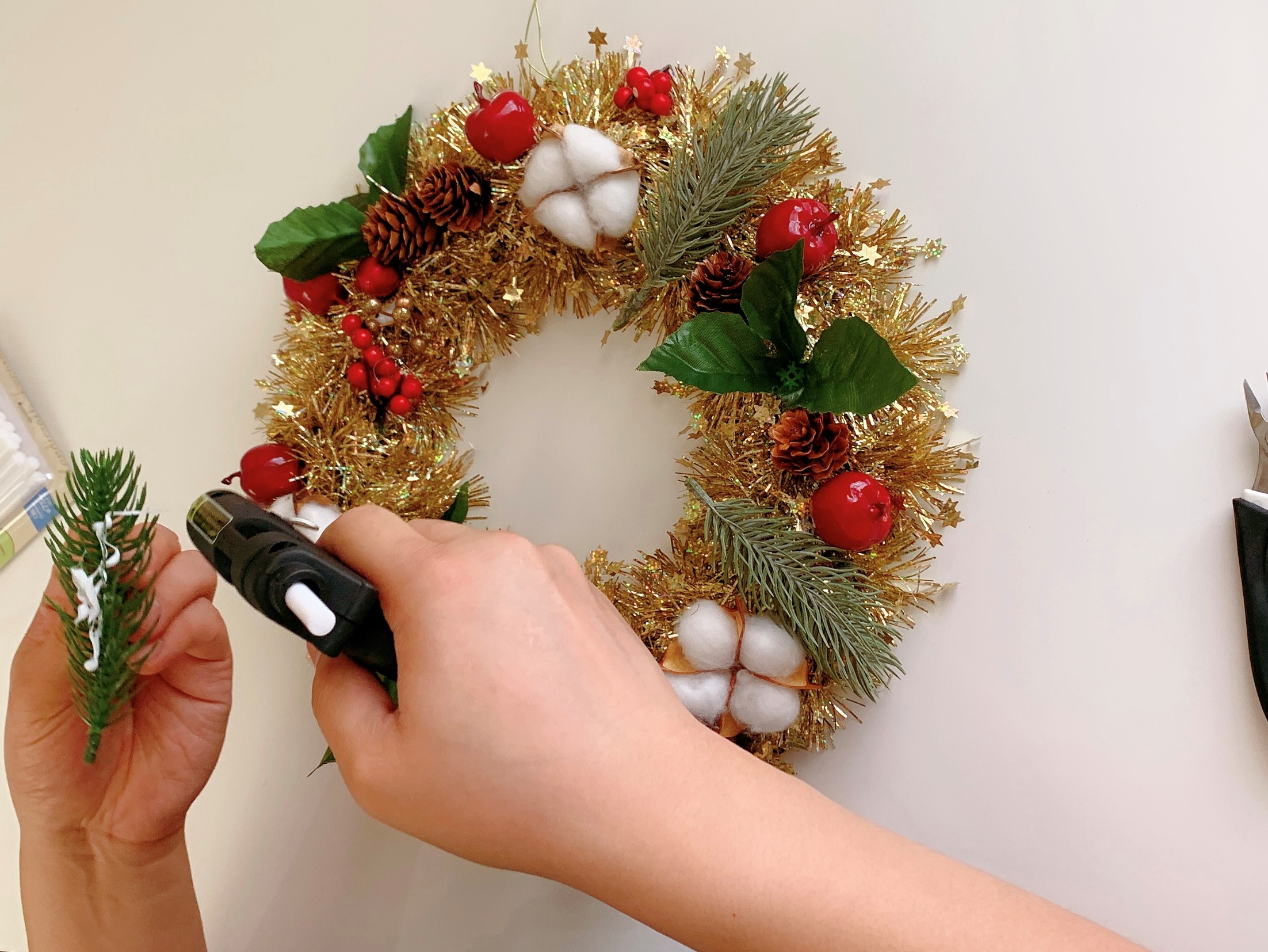 接着する クリスマスリース