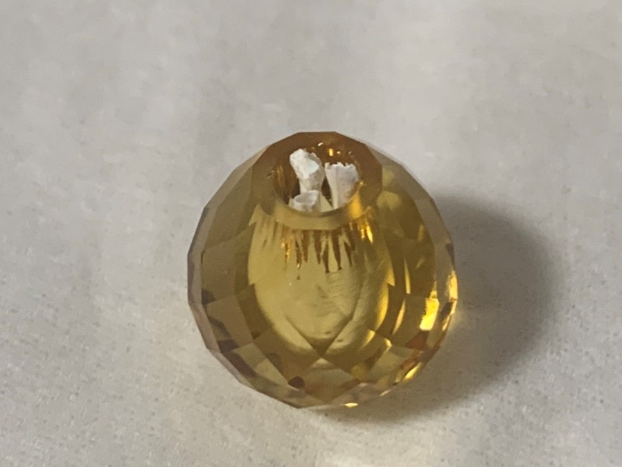 メモリアルペンダント　遺骨を入るとうに穴をあけます。