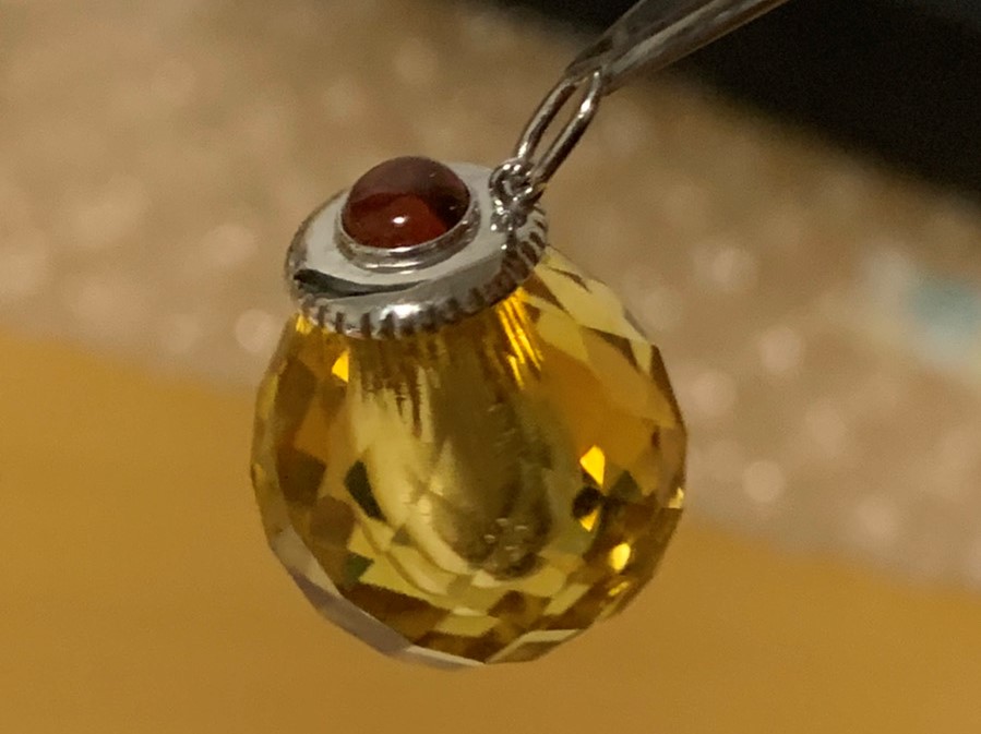 メモリアルペンダント　ガーネットを留め、きれいに仕上げます。