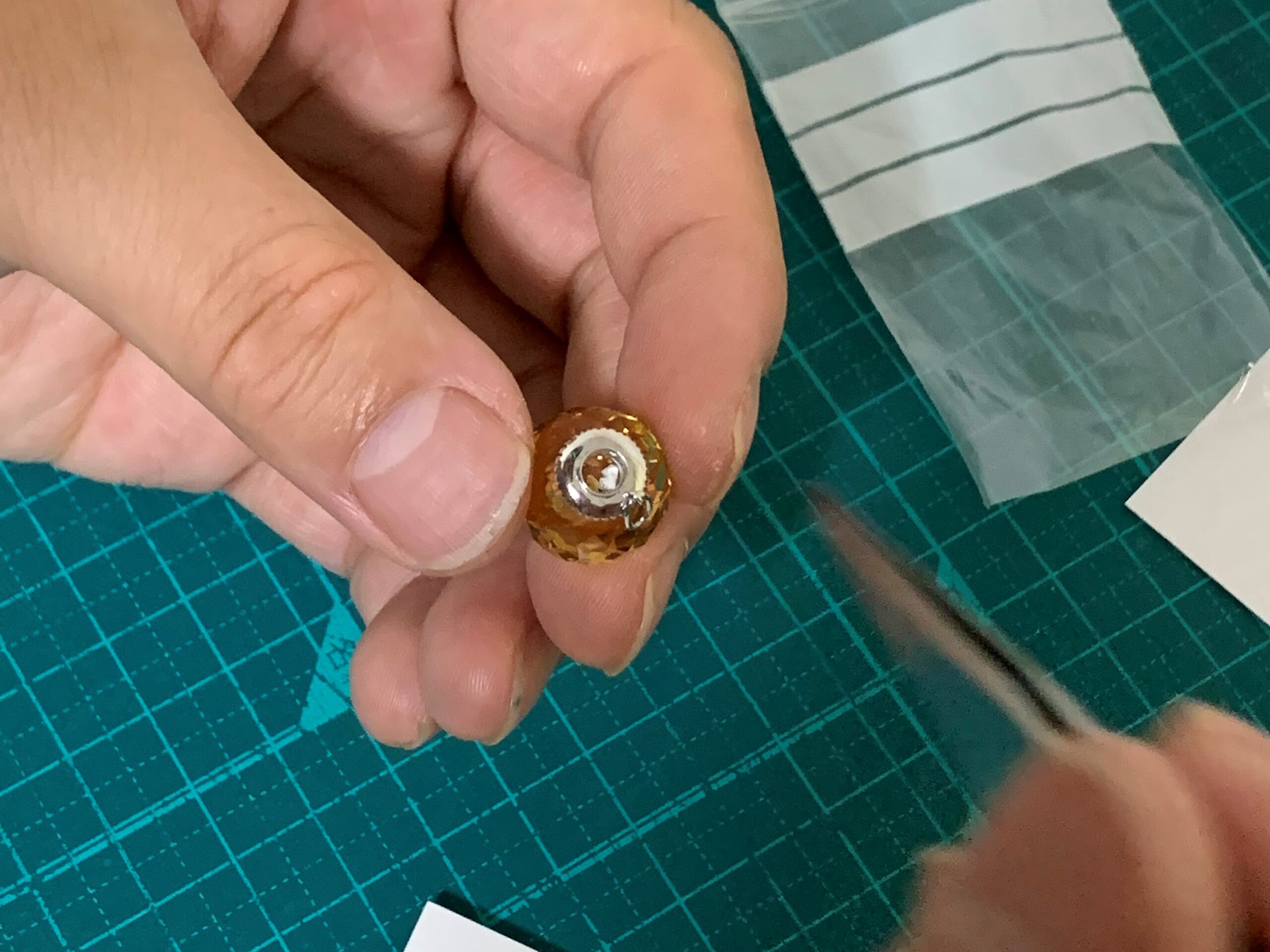 メモリアルペンダント　デザイン通りにプラチナで蓋を制作します。