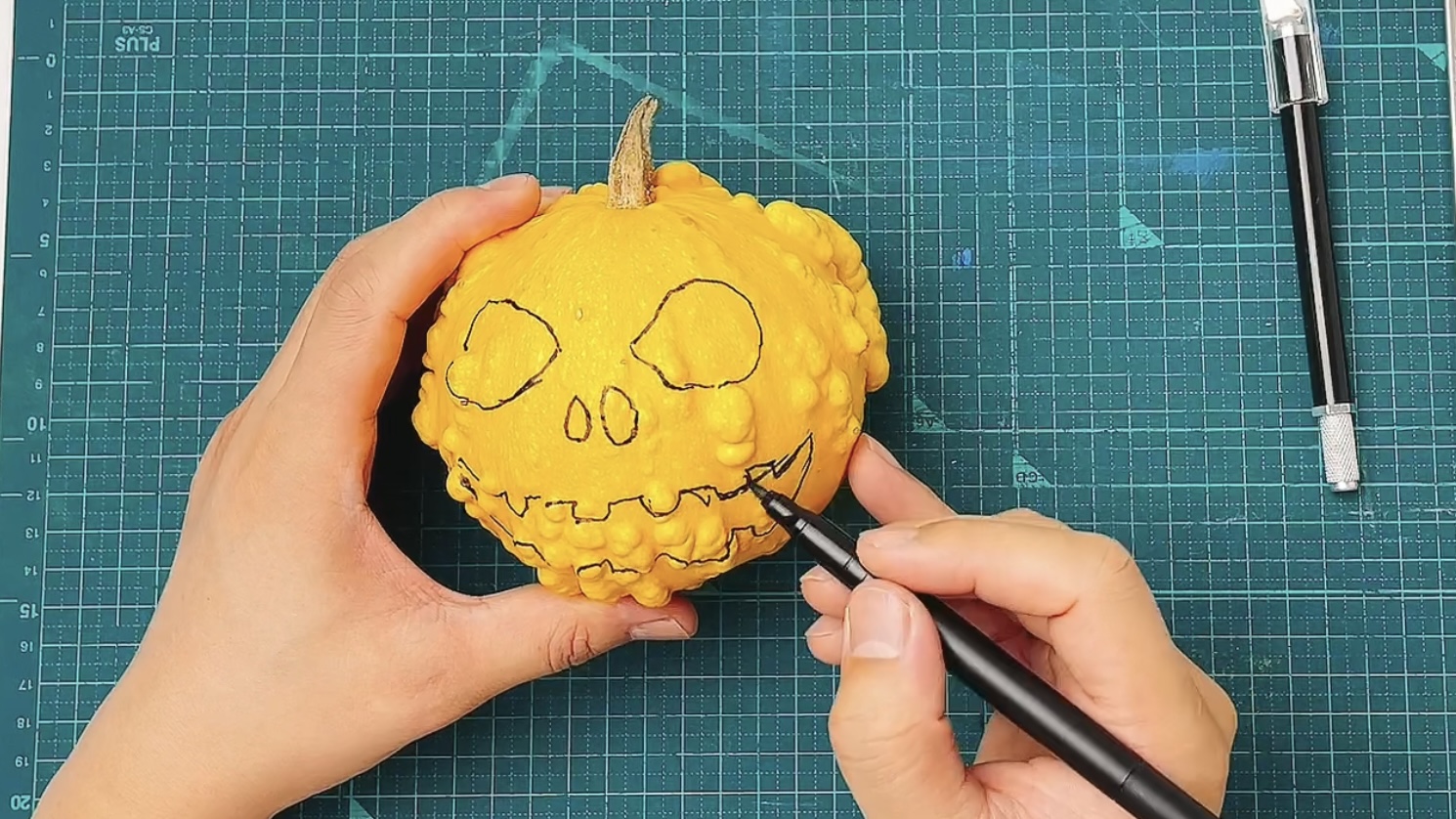 かぼちゃランタンの作り方　かぼちゃに下書き