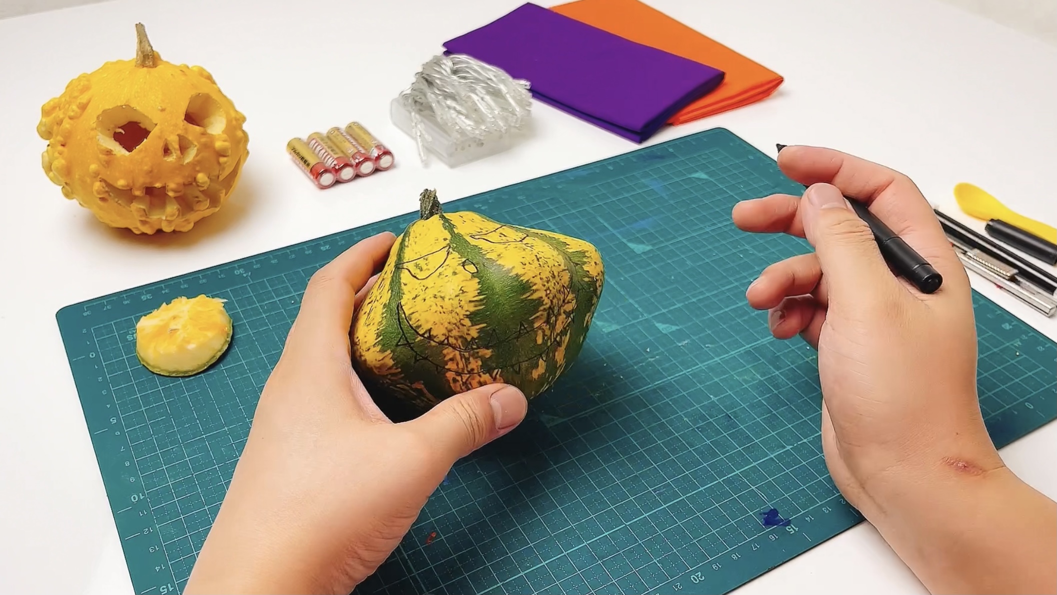 かぼちゃランタンの作り方　かぼちゃに下書き