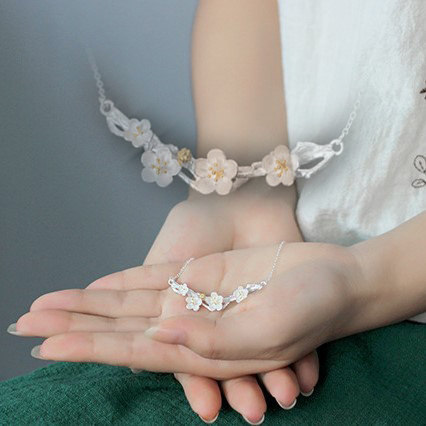 梅の花のペンダント