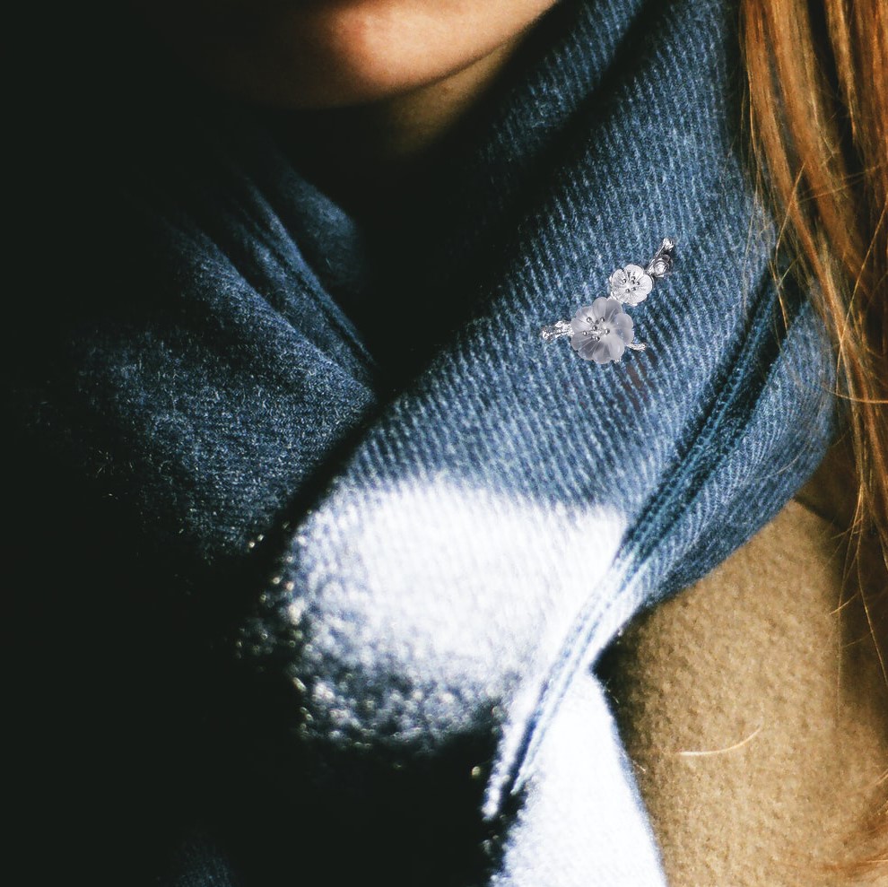 マフラーにサンカヨウのブローチ