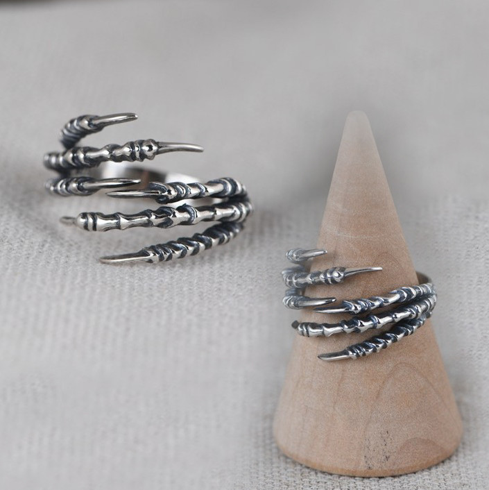 鷹の爪のリング