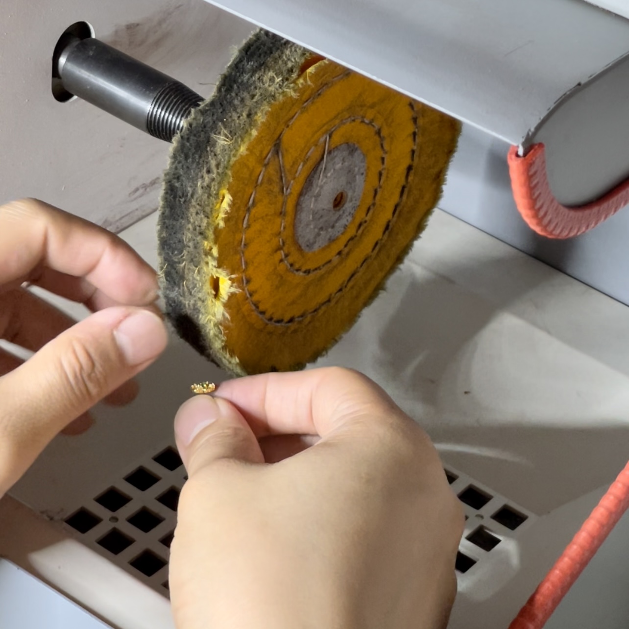 バフ研磨機で磨く