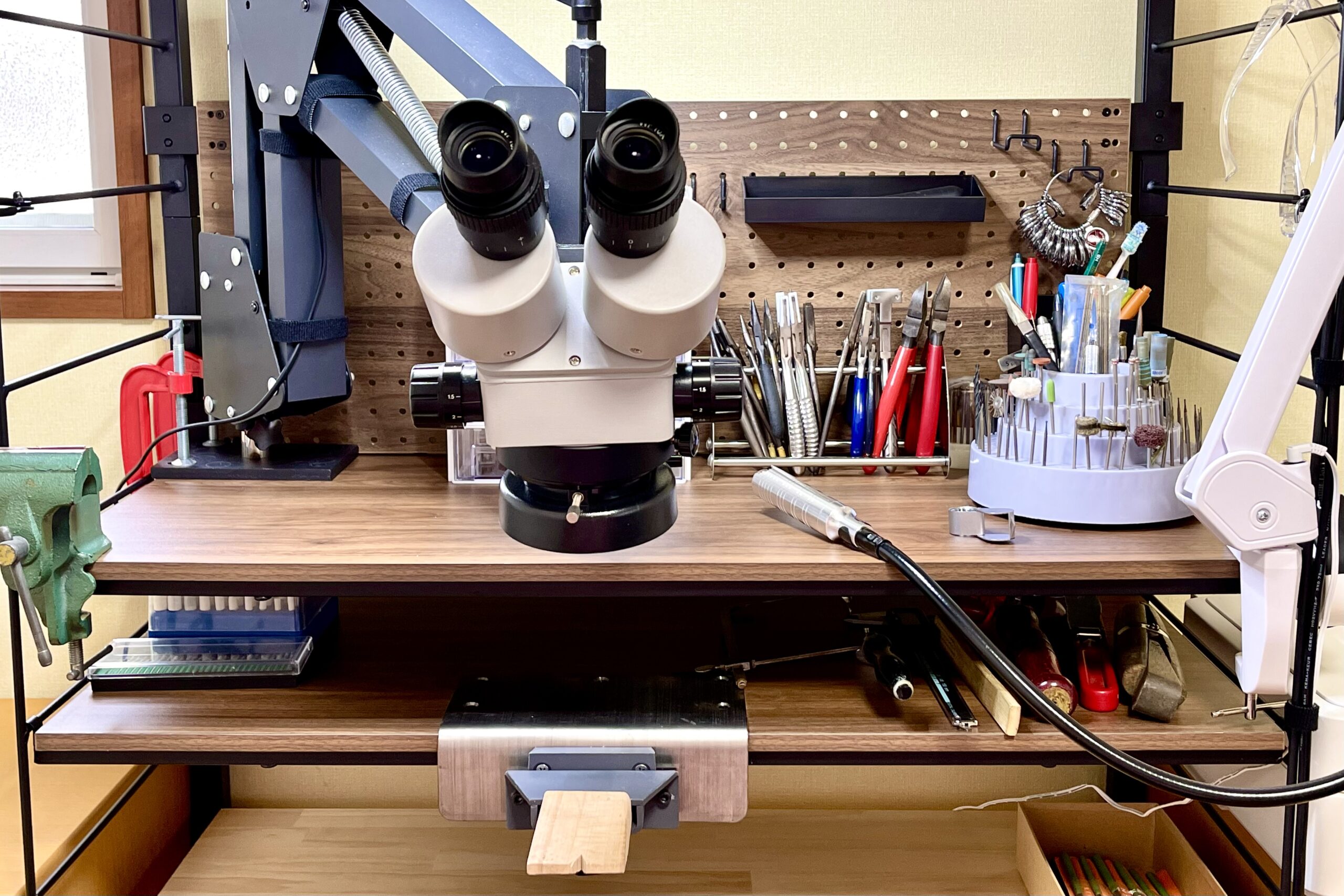 ジュエリー作家の机周りをお見せします