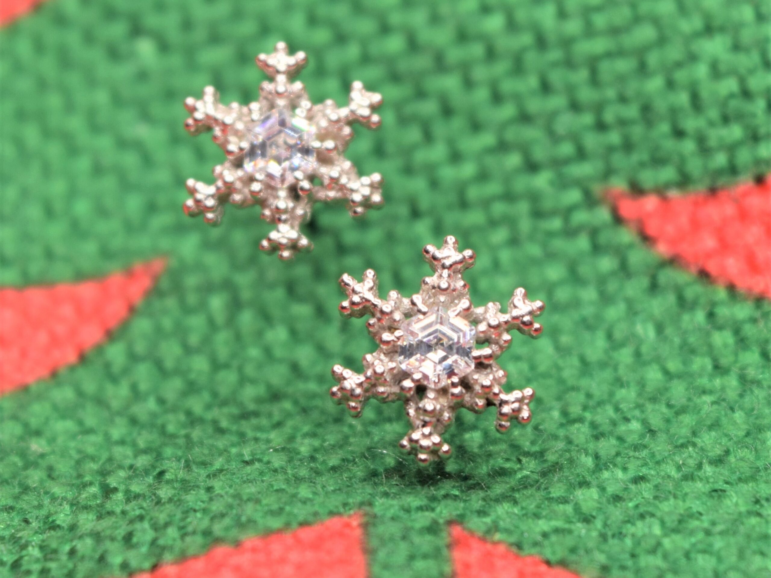 彼女が喜ばれる雪の結晶のイヤリング