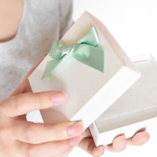 50代女性におすすめのご褒美ジュエリー:上品なネックレスをご紹介