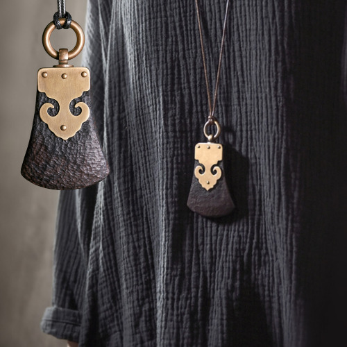 黒檀のペンダント