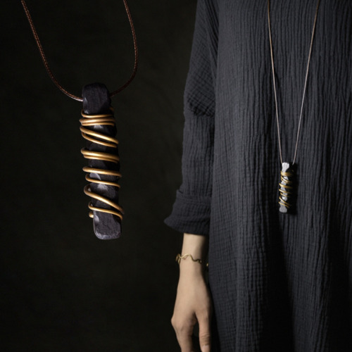 黒檀のペンダント