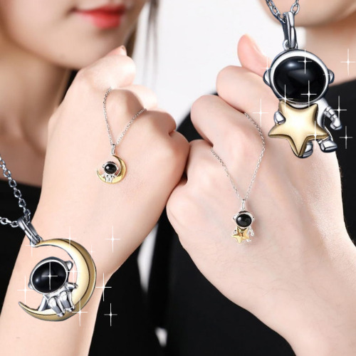 宇宙飛行士のペンダント