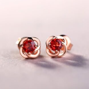 四つ葉のクローバーのピアス　普段使い　外出　シルバー　ガーネット 0168