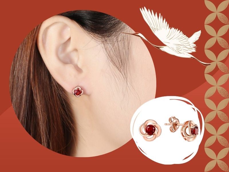 四つ葉のクローバーのピアス　普段使い　外出　シルバー　ガーネット 0168