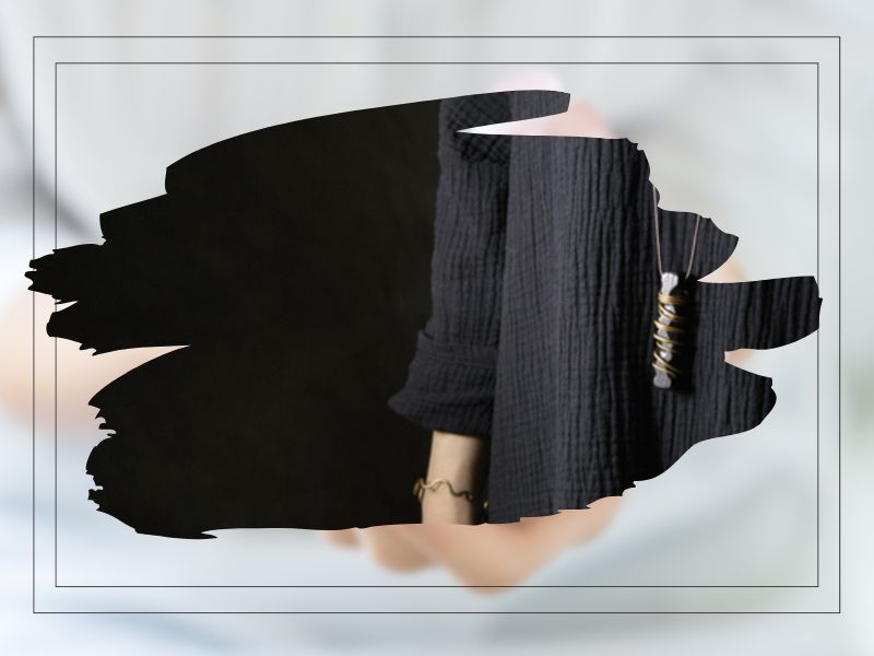 黒檀と黄銅のペンダント