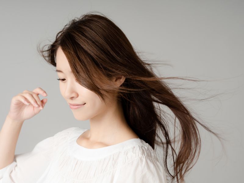 大人の女性にふさわしい上品でエレガントなピアスの選び方