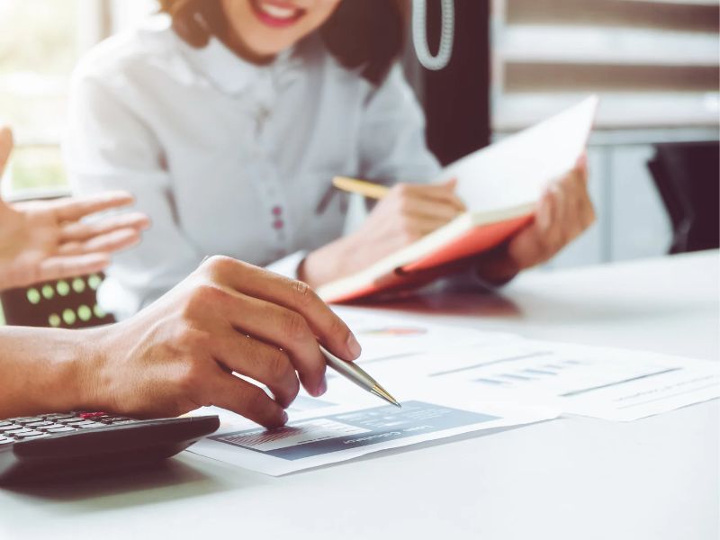 蜂モチーフのピアスがビジネスシーンにふさわしい理由