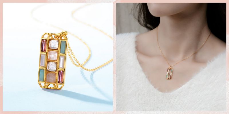 大ぶりのネックレスで存在感のあるコーディネートを楽しむ