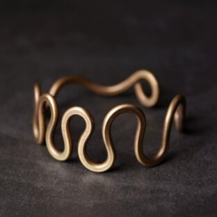 手作りの黄銅バングル：上品なアクセントと個性的なオリジナルアイテム B057