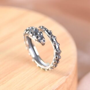 タコのゲソをモチーフにしたリング 洗練されたデザイン R290