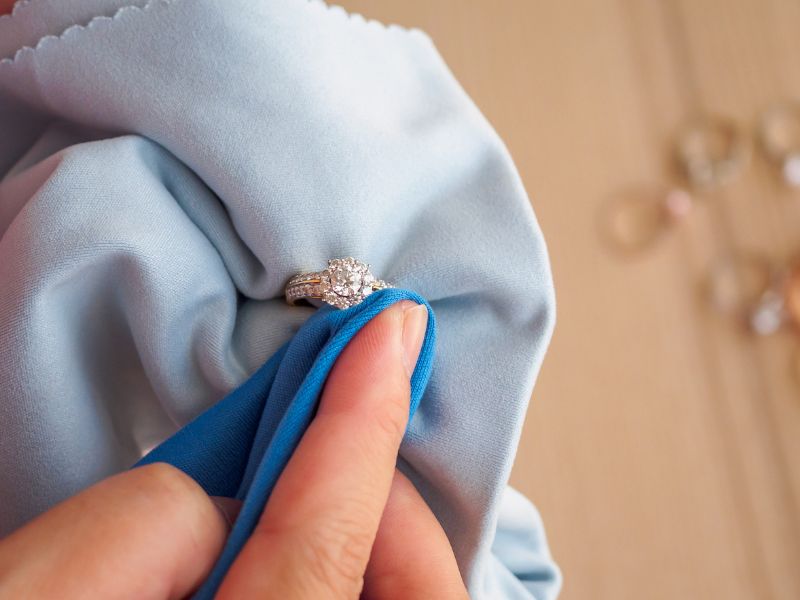 イヤーカフのお手入れと保管方法