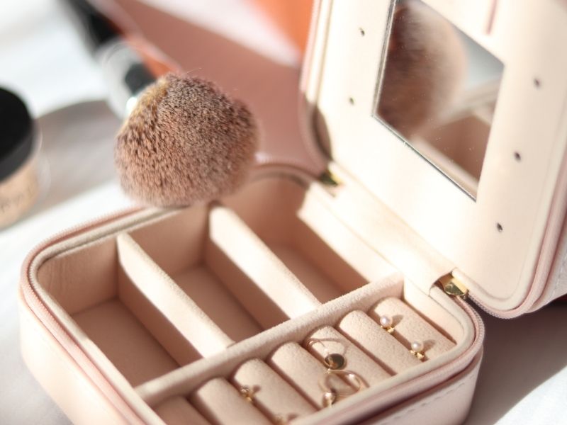 ブローチのお手入れ、保管方法