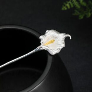 オランダカイウの花びらを再現したかんざし – 華やかなアクセサリーK078