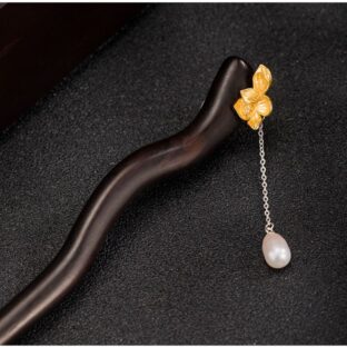 黒檀の蓮の花のかんざし：和装・洋装に合わせられる高級感のあるアイテムK083