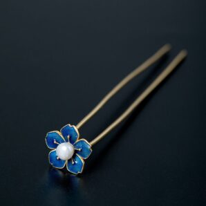 梅の花のかんざし: 伝統的な七宝焼とパールを使った美しいアクセサリーK087