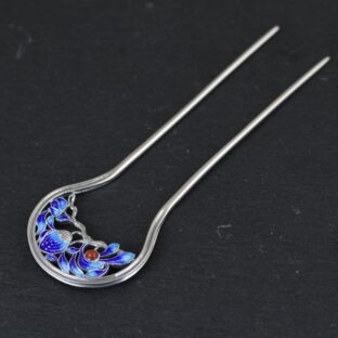 ダリアのピアス- 花びら一枚一枚に七宝焼を施した上品な一品