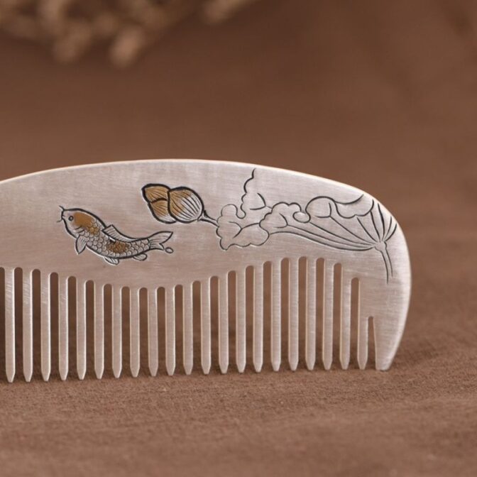 蓮と鯉の純銀櫛 – 日本の美意識と伝統を象徴した髪飾りK101 | オリジナルアクセサリーブランド｜Vary