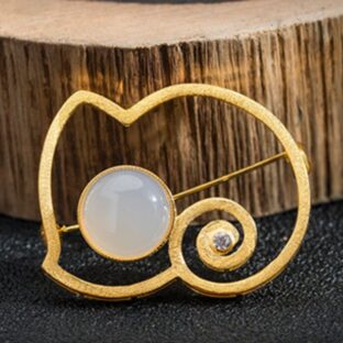 カメレオンのブローチ – 上品でありながらも遊び心を感じさせるデザイン C043