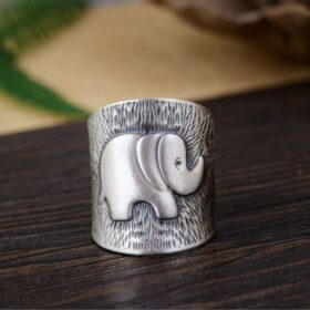 象モチーフのリング - 繊細な彫刻や細部までこだわった装飾を施す R222
