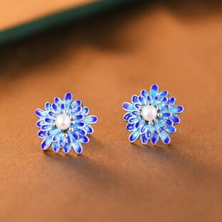 ダリアのピアス- 花びら一枚一枚に七宝焼を施した上品な一品 P153