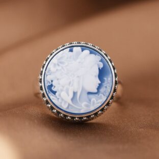 女神のカメオリング – クラシカルでありながらモダンなアクセサリー R329