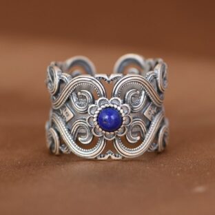 唐草模様リング – 繊細な彫金と絶妙に調和し、上品な魅力を放っている R330