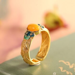 琥珀のリング – 七宝焼の色彩と琥珀の温かみが見事に調和 R351