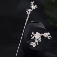 梅の花のかんざし - まるで本物の梅の花が咲いているかのような繊細さ K145