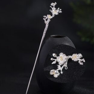 梅の花のかんざし – まるで本物の梅の花が咲いているかのような繊細さ K145