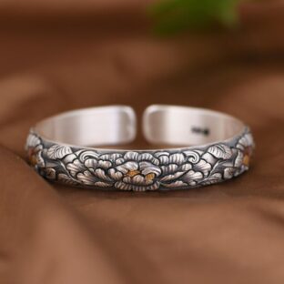 牡丹のバングル - 職人の手による精巧な彫金技術が光る　B078